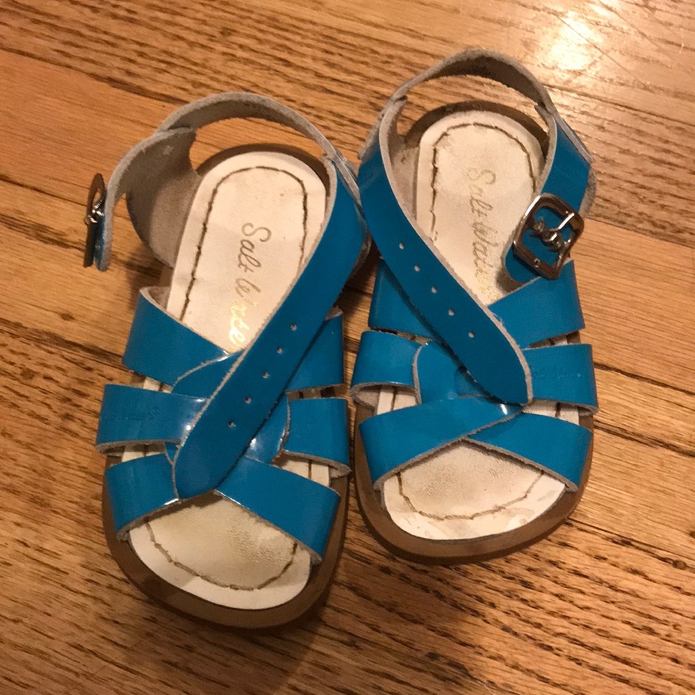 Saltwater sandals size 7 toddler